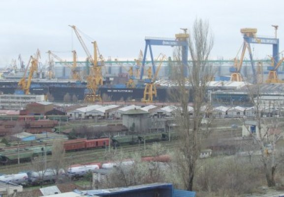 Şase firme au depus oferte pentru lucrările de extindere spre sud a danei de gabare din Portul Constanţa